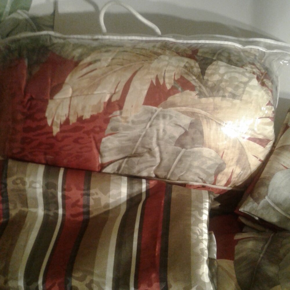 Set - Tropical Croscill Bedding Set - Complete - 8 pieces